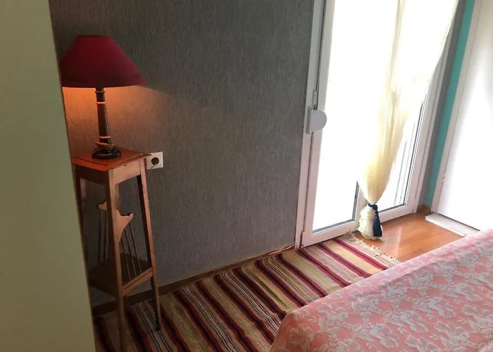 Vintage Apartment With Port View